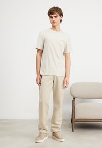 Calvin Klein ANGLED BACK LOGO - Marškinėliai su spaudiniu - stony beige
