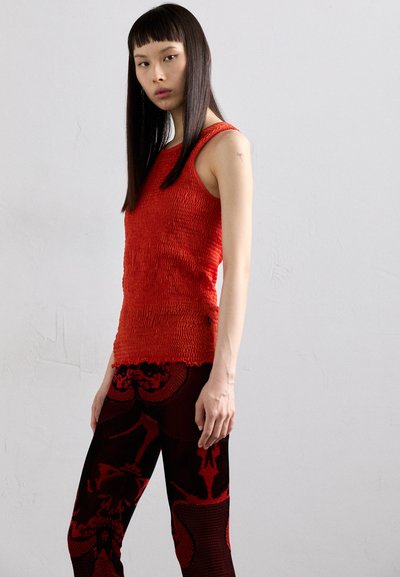 Chet Lo TROUSERS - Hlače - black/red
