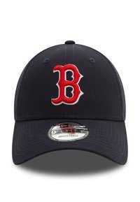 Gorra de béisbol marina con correa ajustable, que presenta un logo bordado en rojo con la letra "B" en la parte delantera. Fabricada con un tejido que tiene un diseño texturizado en la visera.