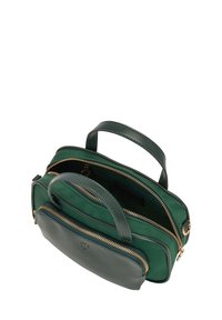 Grön läderhandväska med flera dragkedjefack, guldfärgad hårdvara och dubbla topphandtag. Insidan har ett kontrasterande grönt foder.