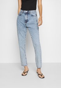 Ljusblå högmidjade jeans med rak benverkan, som har en klassisk femfickdesign och subtil blekning.