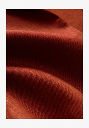 Texturiertes rotes Gewebe mit einem subtilen Glanz, das sanfte Wellen und eine glatte Oberfläche zeigt. Das Material wirkt dick und langlebig mit einem matten Finish.
