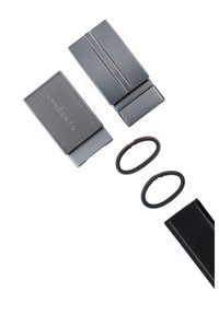 Uchwyt na karty w ciemnoszarym metalu z teksturowaną powierzchnią i gładkim wykończeniem; zawiera trzy elastyczne opaski i czarny skórzany woreczek.