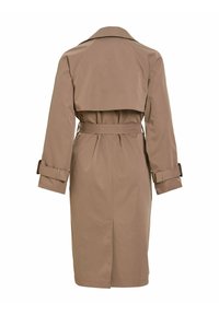 Trench-coat marron avec une taille ceinturée, un détail de cape au dos, des manches longues et des poignets boutonnés. Tissu lisse avec un léger brillant.