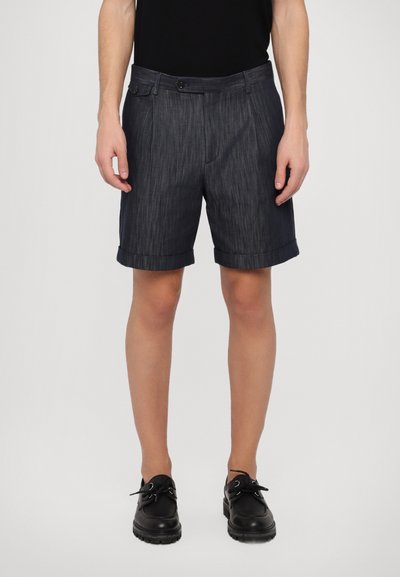 Heren donkere denim shorts met een subtiel verticaal streepjespatroon, platte voorkant, opgerolde mouwen en een enkele voork pocket met knoopsluiting.