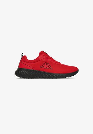 Sneaker sportiva rossa e nera con chiusura a lacci e logo sul lato, con suola nera strutturata e linguetta sul tallone.