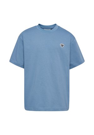 Jasnoniebieska koszulka z krótkim rękawem, okrągłym dekoltem i małym logo pszczoły po lewej stronie klatki piersiowej.