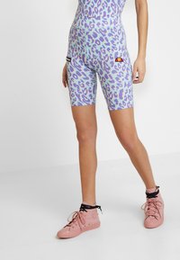 Leopardmönstrade cykelshorts i pastellfärger har hög midja och en åtsittande passform. Kombinerat med rosa högskoor.