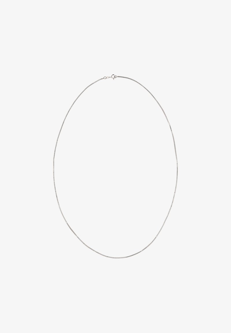 Sølv kæde halskæde med et slankt, tyndt design. Har en rund lukning, glat tekstur og en subtile glans. Ingen udsmykninger eller mønstre.