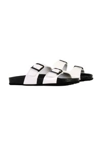 Sandali slide sintetici bianchi con due fibbie nere regolabili, sottopiede sagomato e suola nera. Progettati per comfort e uso informale.