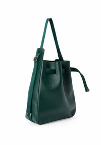 Borsa a secchiello verde in pelle con superficie texturizzata, doppi manici superiori e tracolla regolabile. Presenta un design minimalista e hardware in tonalità oro.
