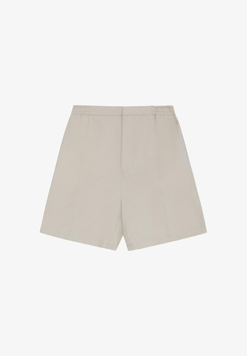 Bézs színű, testre szabott rövidnadrág rugalmas derékpánttal és elülső varrási részletekkel, fehér háttér előtt laposan elhelyezve.
