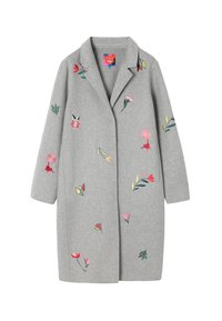 Cappotto di lana grigio con ricami floreali in rosa, rosso e verde. Presenta un colletto a punta e maniche lunghe. Design di media lunghezza.