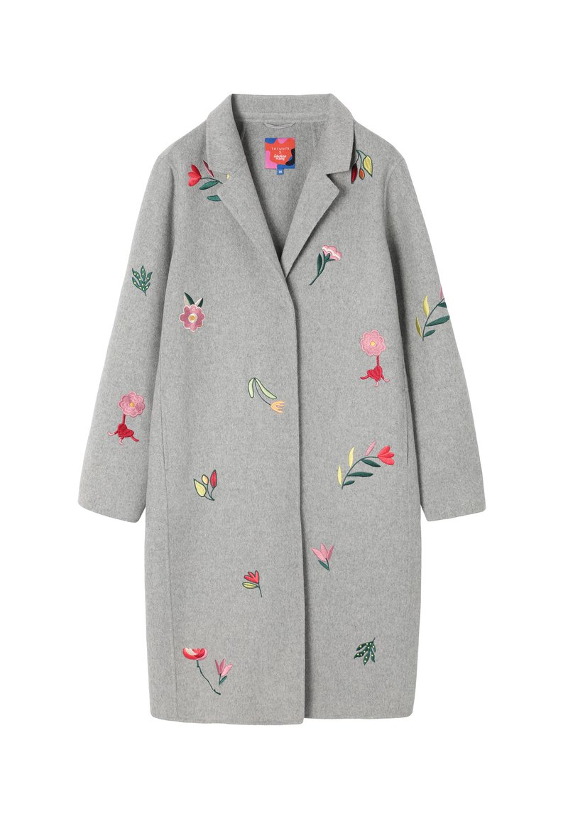 Cappotto di lana grigio con ricami floreali in rosa, rosso e verde. Presenta un colletto a punta e maniche lunghe. Design di media lunghezza.