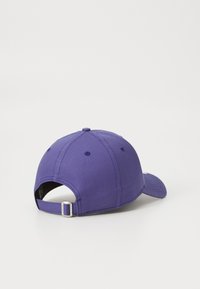 Boné de basebol roxo com aba curva, ajustável e com ilhós de ventilação costurados. Feito de tecido liso e durável.