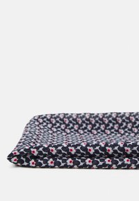 Tissu rectangulaire plié avec un fond bleu marine et de petites fleurs blanches aux centres rouges, présenté sur une surface claire et uniforme.