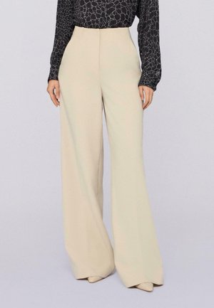 Creme kleurige wijde broek gemaakt van zachte stof met een gladde textuur, met een hoge taille en een minimalistisch ontwerp.