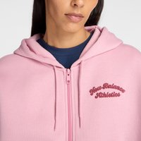 Roze rits hoodie met een trekkoordcapuchon en geborduurd "New Balance Athletics" logo in het rood. Zachte stof met een gladde textuur.