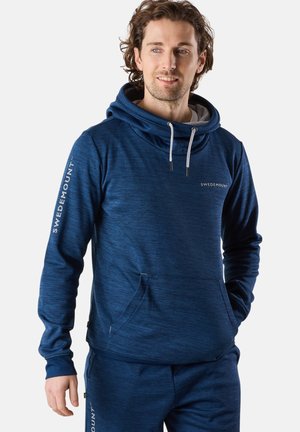 Mörkblå hoodie tillverkad av mjukt material, med hög krage, dragsnören och en framficka. "SWEDEMOUNT"-logotyp på ärmen.