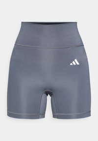 Pantaloni scurți atletici gri cu talie înaltă, realizați dintr-un material neted. Prezintă dublă cusătură și un logo Adidas alb pe partea stângă.