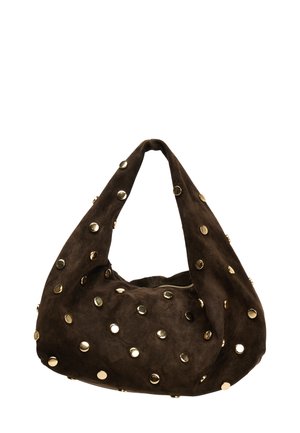 Donkerbruine suède handtas met een brede handgreep, versierd met gelijkmatig verdeelde ronde gouden studs en een zichtbare ritssluiting bovenop.
