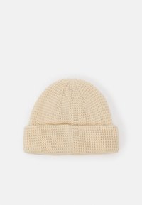 Strickmütze in Beige, mit einem strukturierten Muster, abgerundetem Oberteil und umgeschlagenem Saum. Hergestellt aus weichem, dehnbarem Material.