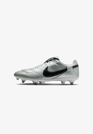 Sølv fodboldstøvle med sort Nike swoosh, tekstureret læderoverdel og hvid sål. Har seks koniske knopper for godt greb.