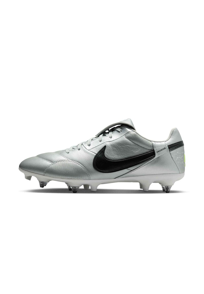 Crampon de football argenté avec le swoosh noir de Nike, tige en cuir texturé et semelle extérieure blanche. Doté de six crampons coniques pour une meilleure traction.