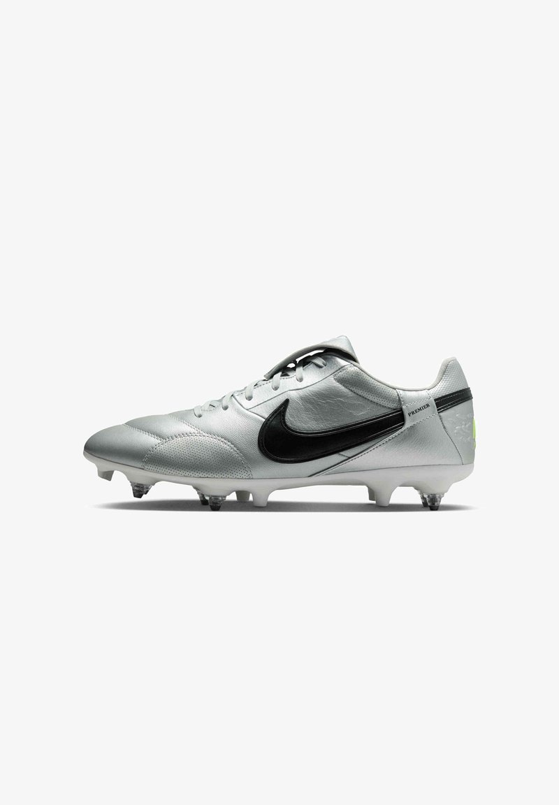 Crampon de football argenté avec le swoosh noir de Nike, tige en cuir texturé et semelle extérieure blanche. Doté de six crampons coniques pour une meilleure traction.
