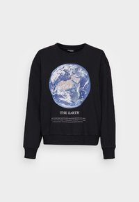 Sweat-shirt noir à col rond avec un graphique détaillé de la Terre en bleu et blanc, accompagné du texte "LA TERRE" en dessous de l'image.