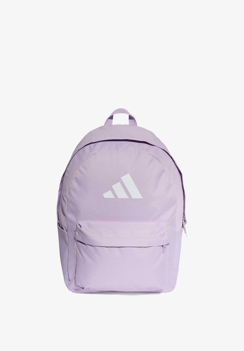 Fialový batoh s nastavitelnými popruhy, horním držadlem, přední kapsou na zip a bílým logem. Vyroben z látky, s hladkým povrchem.