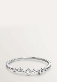 Anillo de plata con una banda delgada que presenta una fila de pequeños diamantes redondos dispuestos de manera asimétrica en la parte superior.