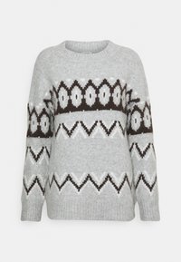 Pull en maille gris clair avec un motif géométrique marron foncé et blanc, doté de poignets et d'un ourlet côtelés. Encolure ronde et manches longues.