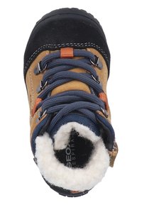 Bruine en zwarte wandelschoen met blauwe veters, bovenwerk van suede en textiel, voorzien van een zachte witte voering en rubberen zool. Zilveren oogjes aanwezig.