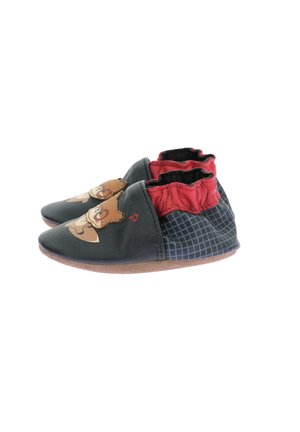 Chaussures en cuir avec un dessus noir et un col froncé rouge, ornées d'un motif brodé beige, et d'un motif en grille bleu texturé sur le talon.