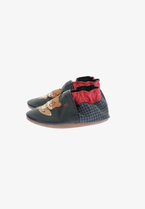 Chaussures en cuir avec un dessus noir et un col froncé rouge, ornées d'un motif brodé beige, et d'un motif en grille bleu texturé sur le talon.