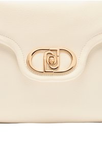 Borsa in pelle crema con patta dalla superficie liscia e chiusura ovale dorata caratterizzata da un motivo intrecciato con doppia "L".