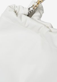 Borsa in faux leather bianca con parte superiore arricciata e manico a catena con collegamenti dorati e argentati. Texture liscia con dettagli di cucitura visibili.