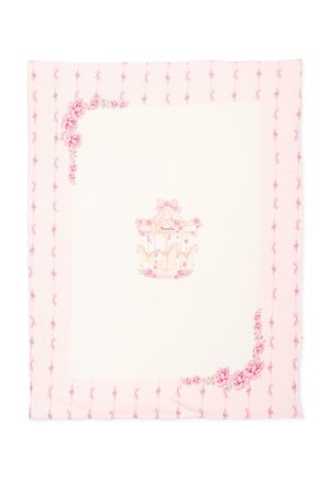 Manta con borde rosa decorada con lazos verticales y flores, con un pequeño carrusel con caballos y flores en el centro.