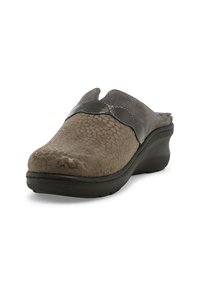 Scarpa marrone slip-on con un motivo testurizzato a macchie, tomaia in suede e suola in gomma nera. Presenta un accento scallop lungo il bordo.