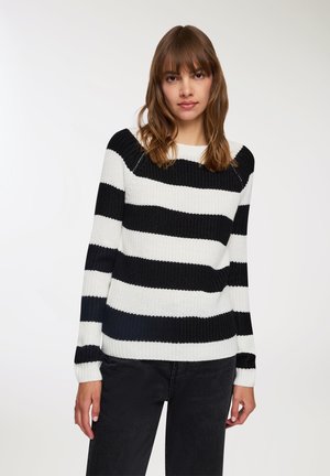 Maglione a righe bianche e nere con texture in maglia, maniche allungate e scollatura rotonda, caratterizzato da ampie righe orizzontali e polsini a costine.