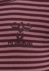 Top w paski w kolorze bordowym i jasnoróżowym, wykonany z teksturowanej tkaniny, z gumowym czarnym logo "hummel" z przodu.