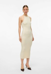 Strikket midi-kjole i lys beige med lodrette striber i pastelfarver. Glat tekstur, ærmeløs design og tætsiddende facon.