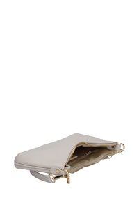 Lichtgrijze leren clutch met een gestructureerd oppervlak, ritssluiting en gouden hardware. Voorzien van een polsband en een binnenvak.