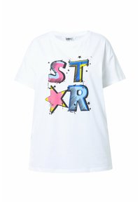 Camiseta de algodón blanca con un gráfico colorido que presenta el texto "ST★R" en azul, rosa y amarillo, acentuado por estrellas y una forma de estrella.
