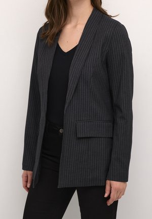 Blazer gris foncé à rayures, au design structuré, avec un col cranté, une poche unique et un tissu texturé avec une finition lisse.