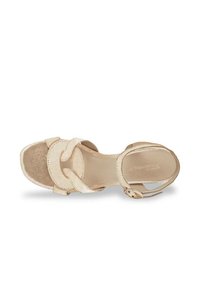 Sandale beige à lanières avec une large sangle à l'avant et un insert texturé. Bride de cheville réglable avec une boucle dorée. Doublure intérieure douce.