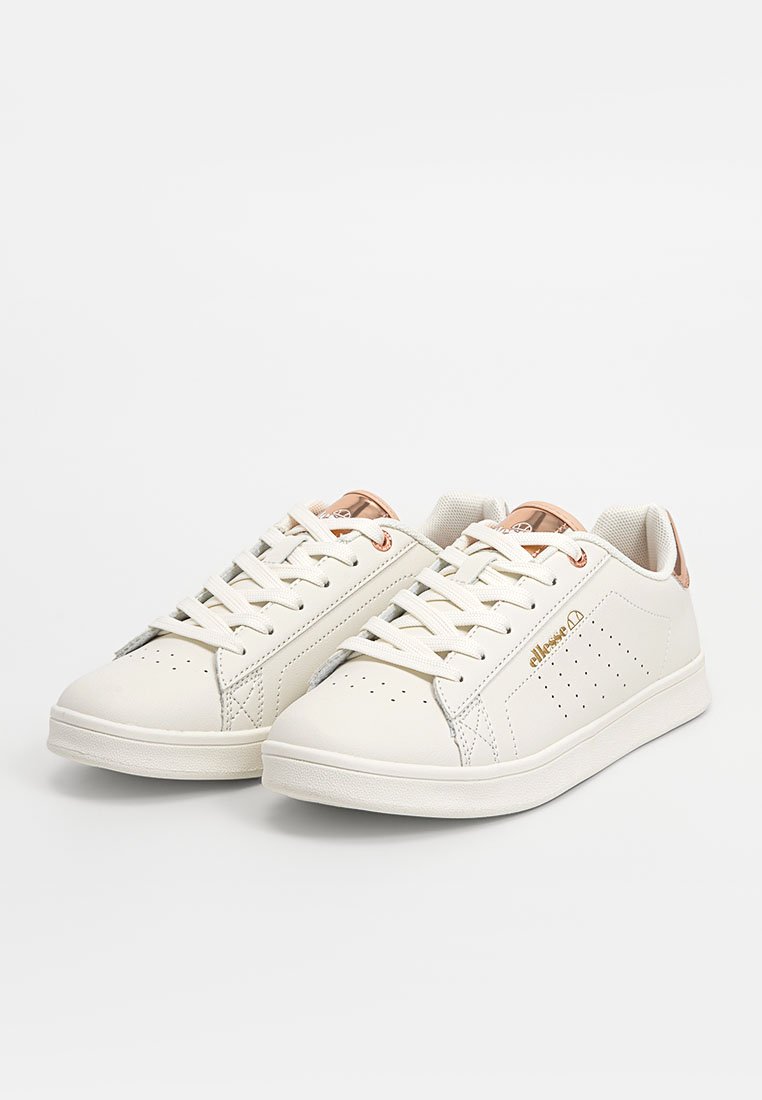Baskets en cuir blanc avec une texture lisse. Les caractéristiques incluent des détails perforés, un logo doré et des accents rose gold sur le talon.