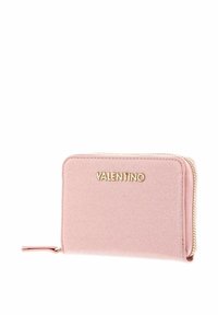 Portefeuille Valentino rose, forme rectangulaire, texture en tissu, logo doré à l'avant, fermeture éclair, design fin, accents de quincaillerie minimalistes.
