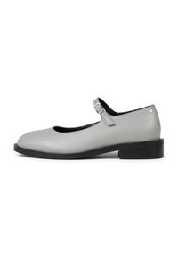 Graue Mary Jane Schuhe mit einer runden Spitze und einer flachen schwarzen Sohle. Verfügt über einen schmalen Riemen mit einer quadratischen Schnalle und einem glatten Lederfinish.
